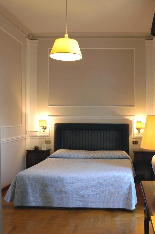 Postel nebo postele na pokoji v ubytování Hotel Flora