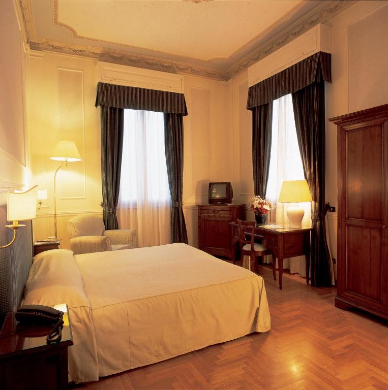 Postel nebo postele na pokoji v ubytování Hotel Flora