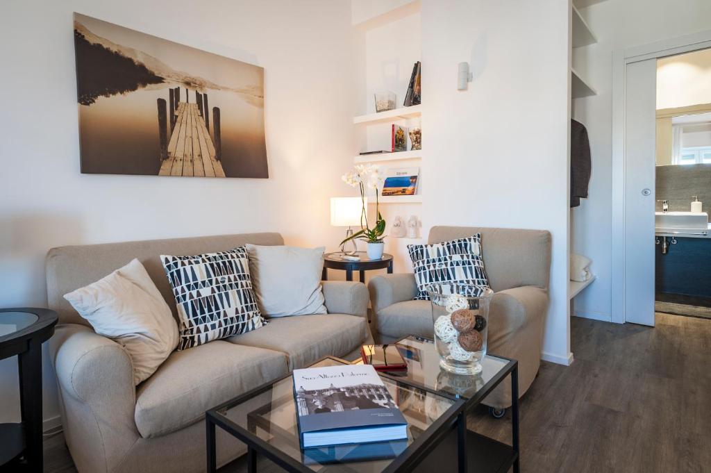 A seating area at Ci'Cala House