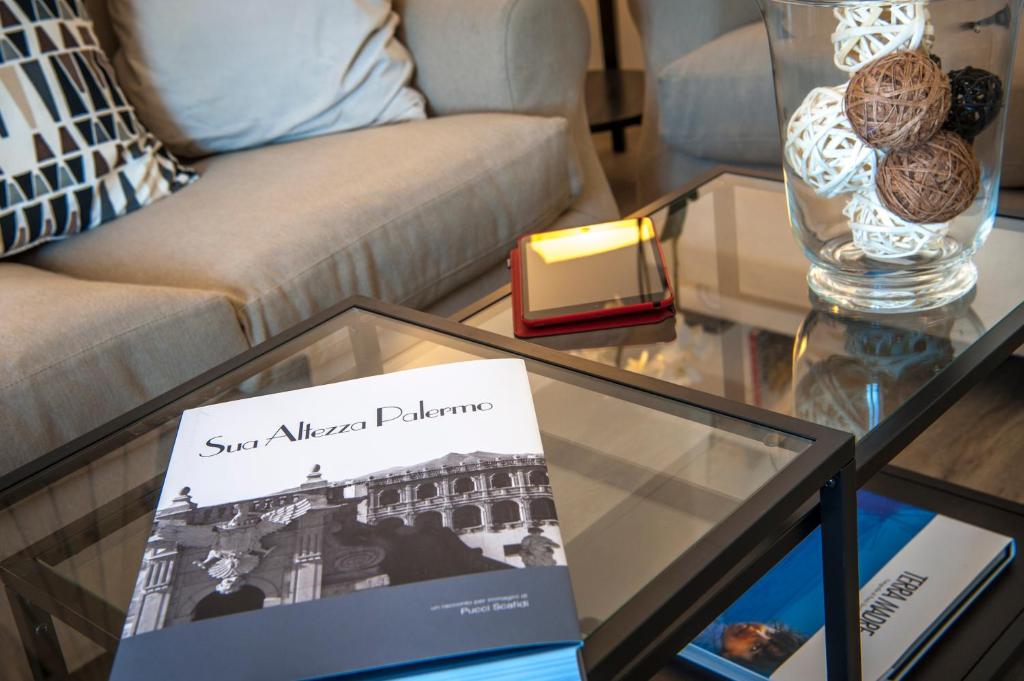 A seating area at Ci'Cala House