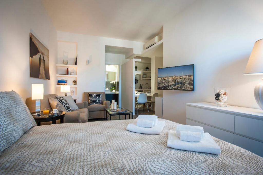 A bed or beds in a room at Ci'Cala House