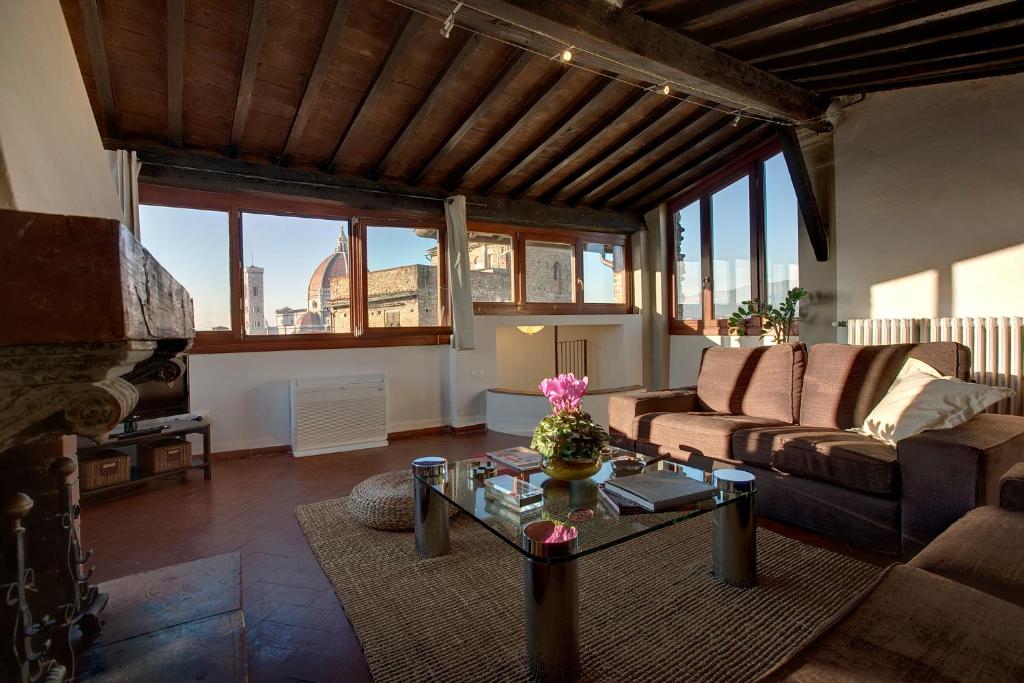 sala de estar con sofá y mesa en Torre Donati, en Florencia
