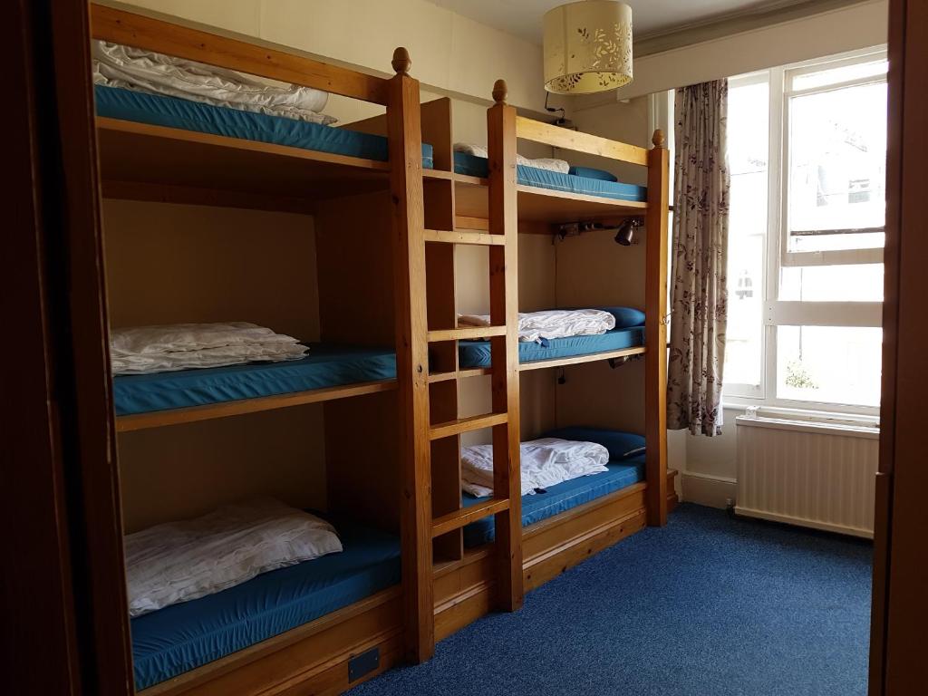 Habitación con literas y 4 literas en Barmy Badger Backpackers, en Londres