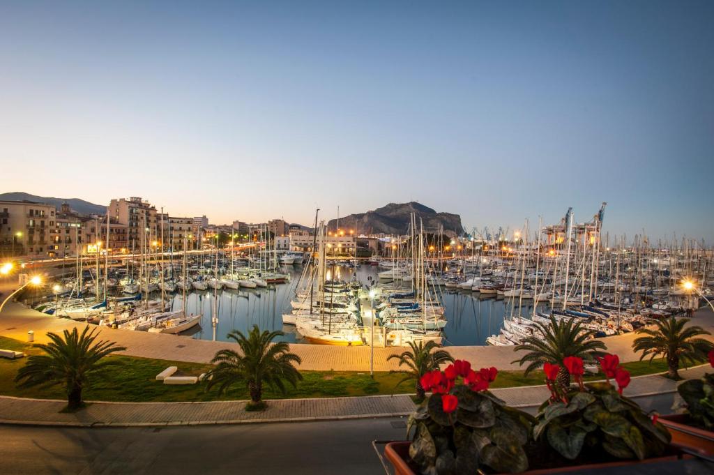 ein Jachthafen mit vielen Booten in einem Hafen nachts in der Unterkunft Ci'Cala House in Palermo