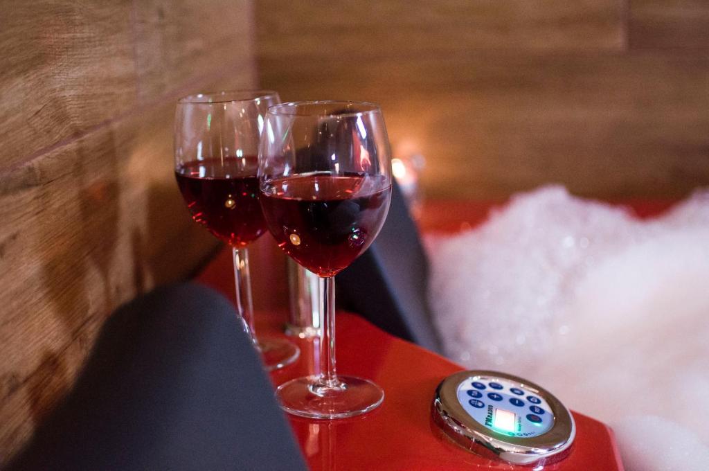 Jacuzzi Apartment Red