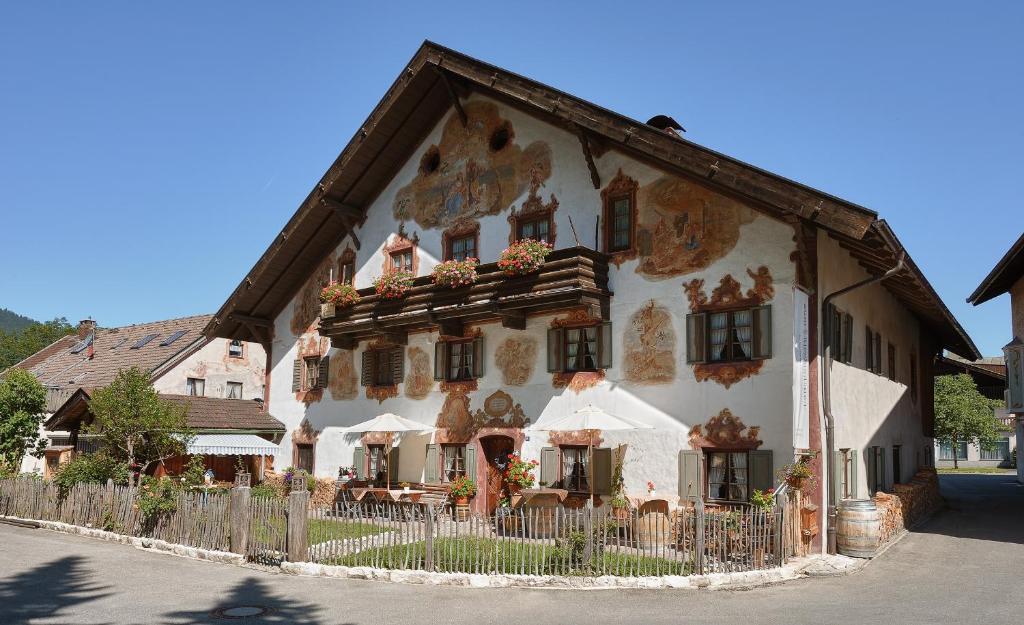 ein Gebäude mit einem Zaun davor in der Unterkunft Zum Kirchenbauer in Oberammergau