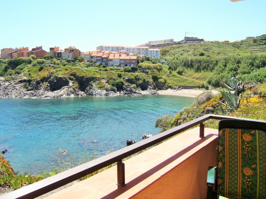 uma vista para a praia a partir de uma varanda em 2RB38A Appartement vue sur mer et proche plage em Collioure
