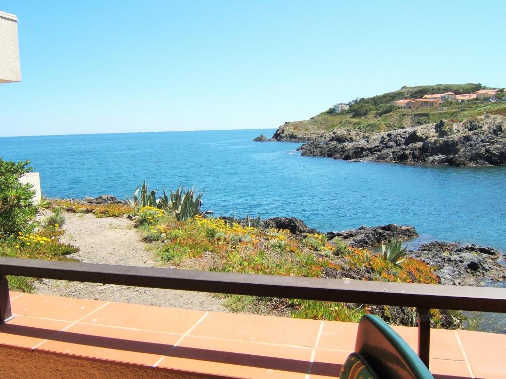 - une vue sur l'océan depuis un banc dans l'établissement 2RB38A Appartement vue sur mer et proche plage, à Collioure