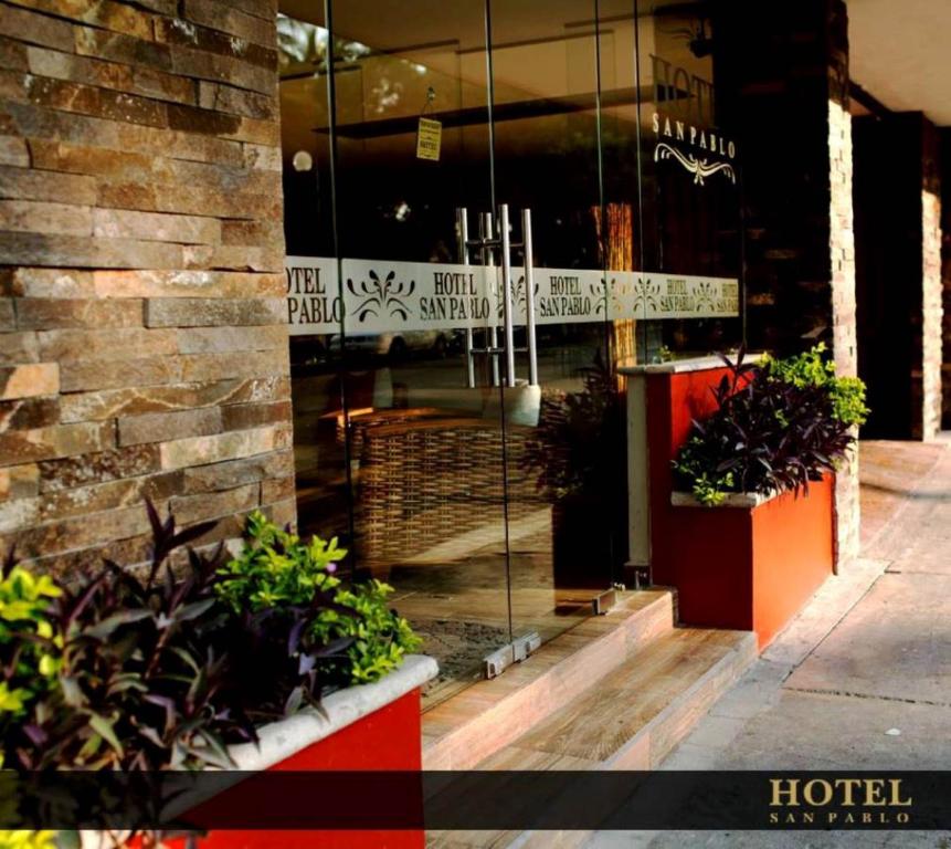 科利馬的住宿－Hotel San Pablo，建筑前的植物酒店入口