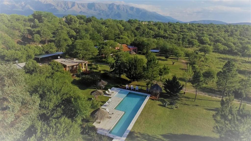 eine Luftansicht eines Hauses mit Pool in der Unterkunft Cortaderas Suites & Tenis in Nono