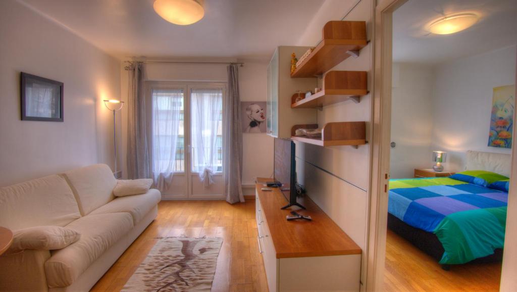 - un salon avec un canapé et un lit dans l'établissement 2 Pièces 57 Rue d'Antibes proche Palais, à Cannes