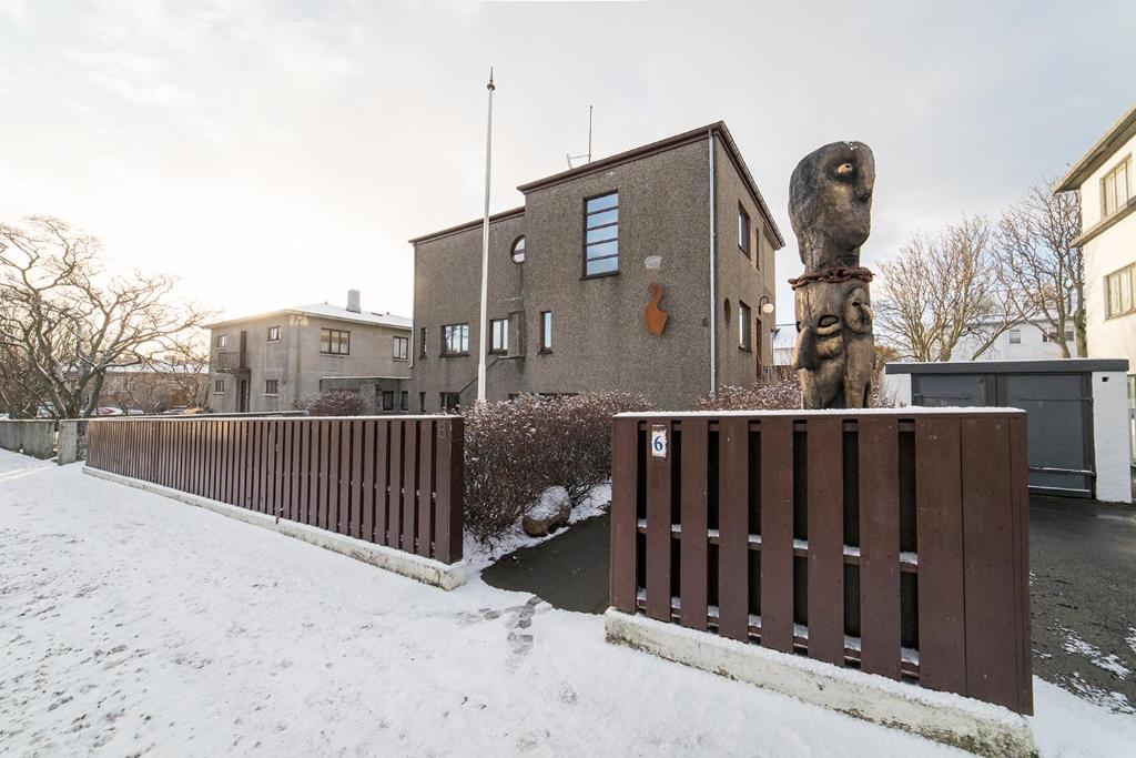 una estatua de un oso de pie en la parte superior de una valla en Eric the Red Guesthouse, en Reikiavik
