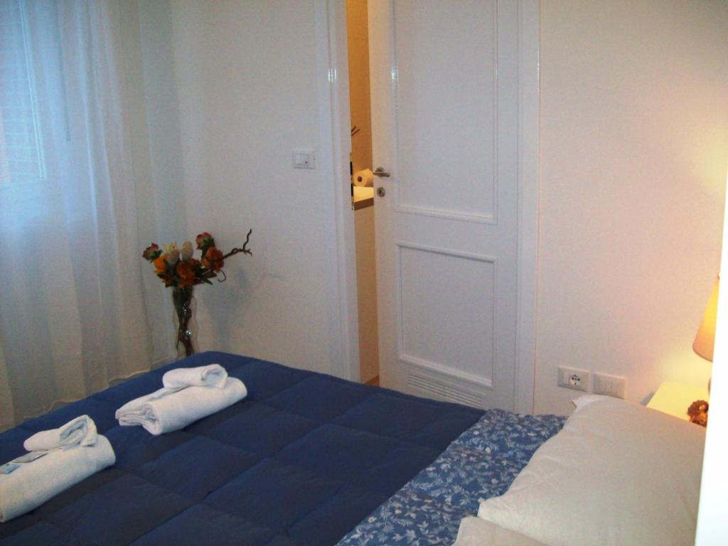 um quarto com duas toalhas numa cama azul em Wall Art Fiera em Bolonha