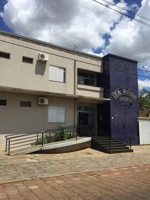 um edifício com uma escada em frente em Ita Park Hotel em Itápolis