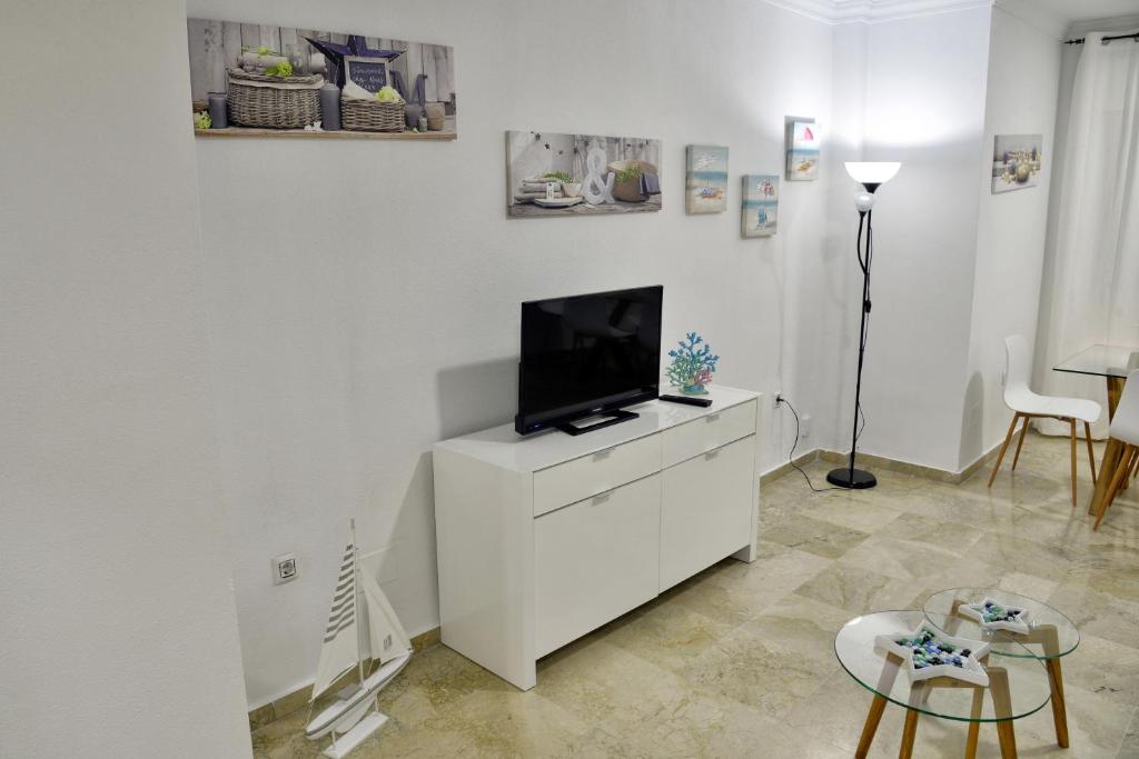Televízia a/alebo spoločenská miestnosť v ubytovaní WonderStays Apartamentos Vela