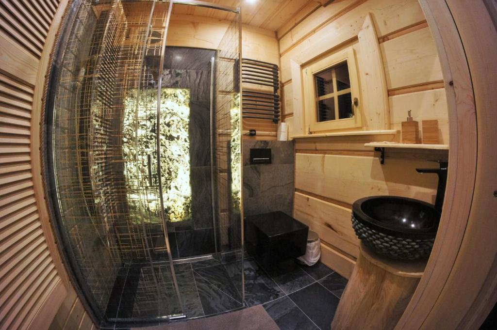 Kúpeľňa v ubytovaní Góralska Osada Karpacz - Domki Lux