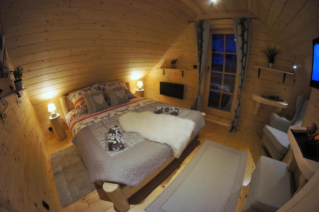 Televízia a/alebo spoločenská miestnosť v ubytovaní Góralska Osada Karpacz - Domki Lux