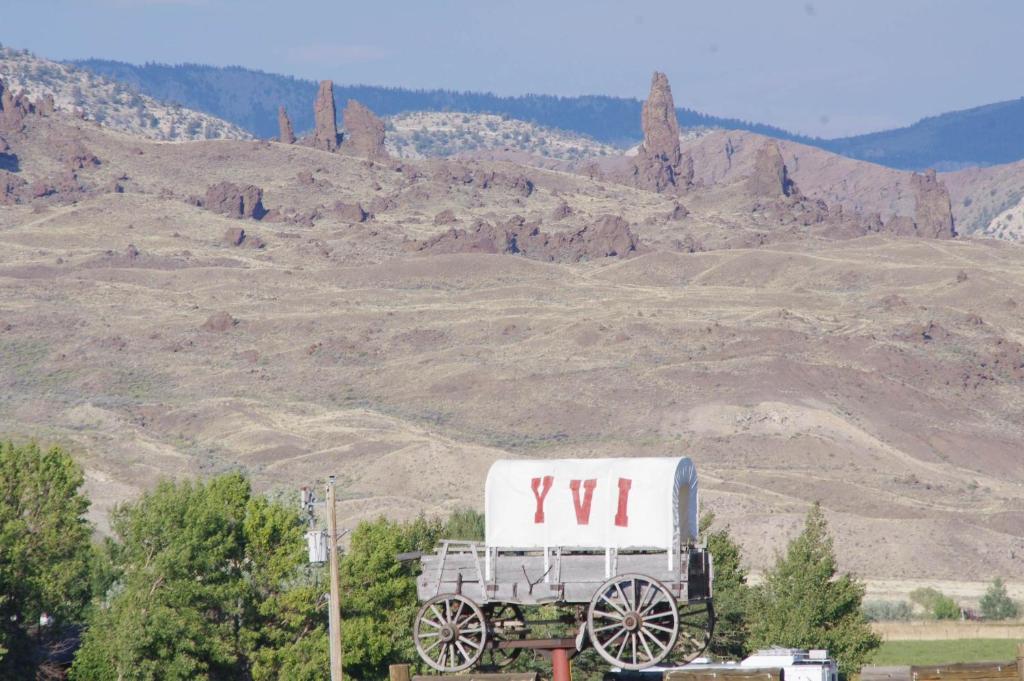 een witte truck met het woord ywx op de zijkant bij Yellowstone Valley Inn in Wapiti