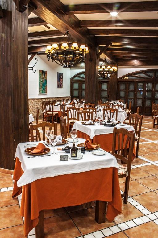 Restauracja lub miejsce do jedzenia w obiekcie Albenzaire Hotel Asador
