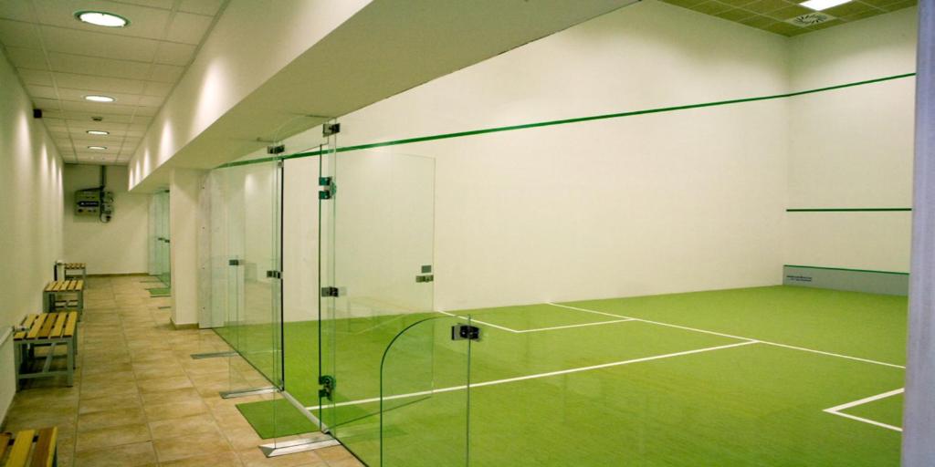 Tenis a/nebo squash v ubytování Hostel Maros nebo okolí