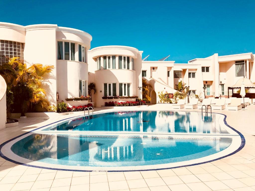 Bazén v ubytování Flamingo Suites Boutique Hotel nebo v jeho okolí
