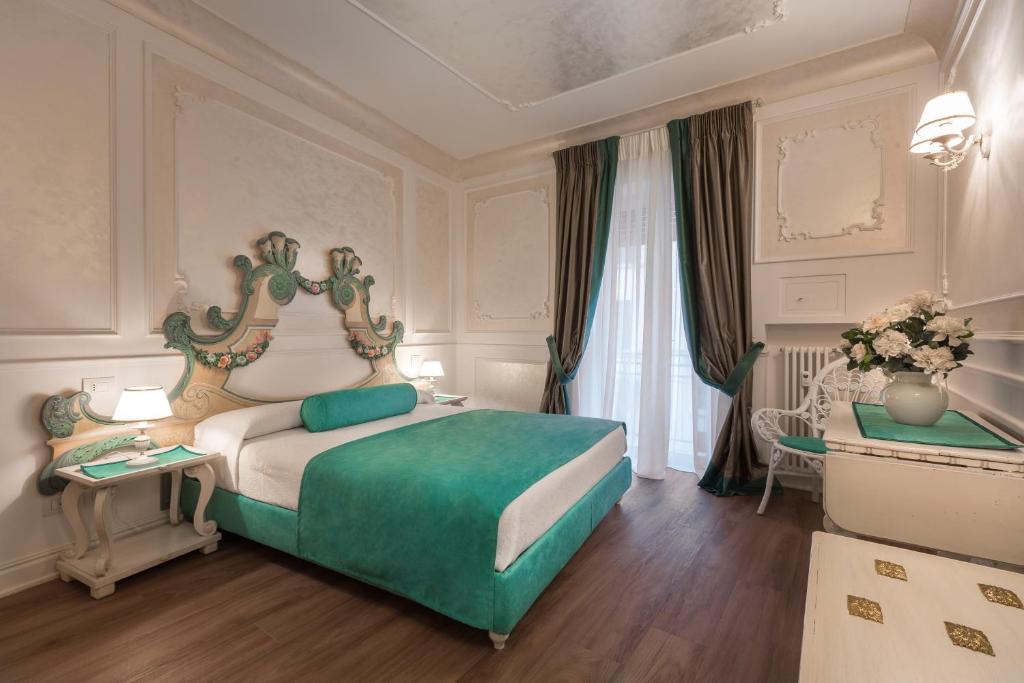 ein Schlafzimmer mit einem grünen und weißen Bett und einem Fenster in der Unterkunft Guelphs Apartments in Verona