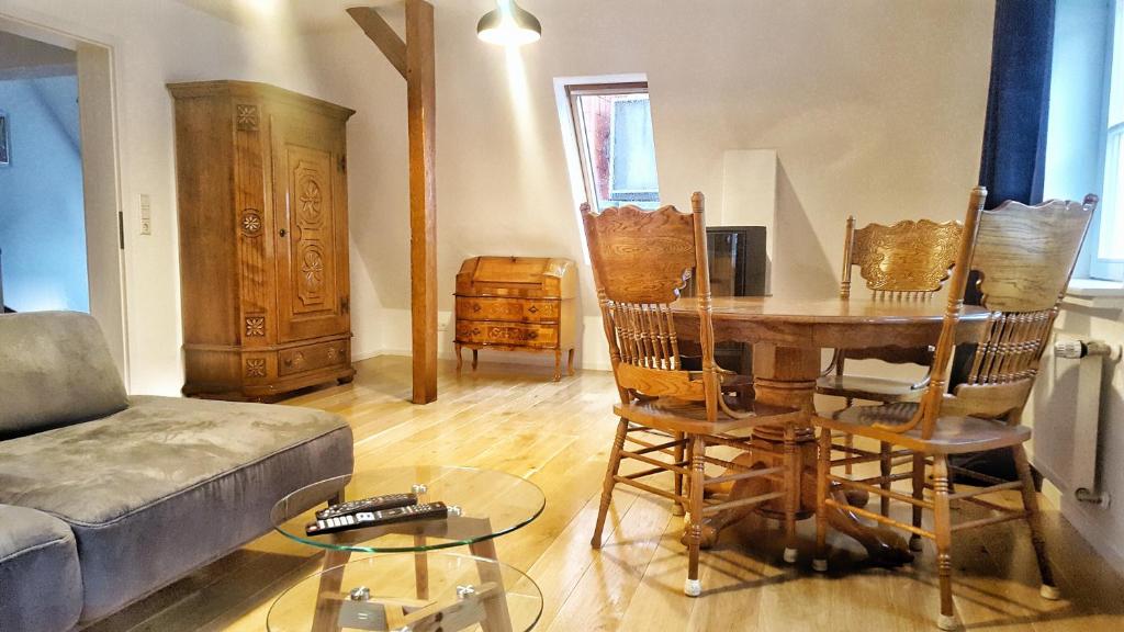 a living room with a table and chairs and a couch at Bremen Apartments Nath Schnoor in Bremen