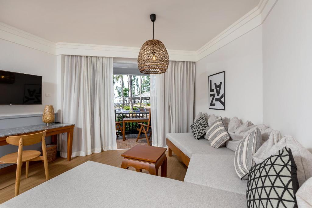 Ein Bett oder Betten in einem Zimmer der Unterkunft Sunwing Bangtao Beach