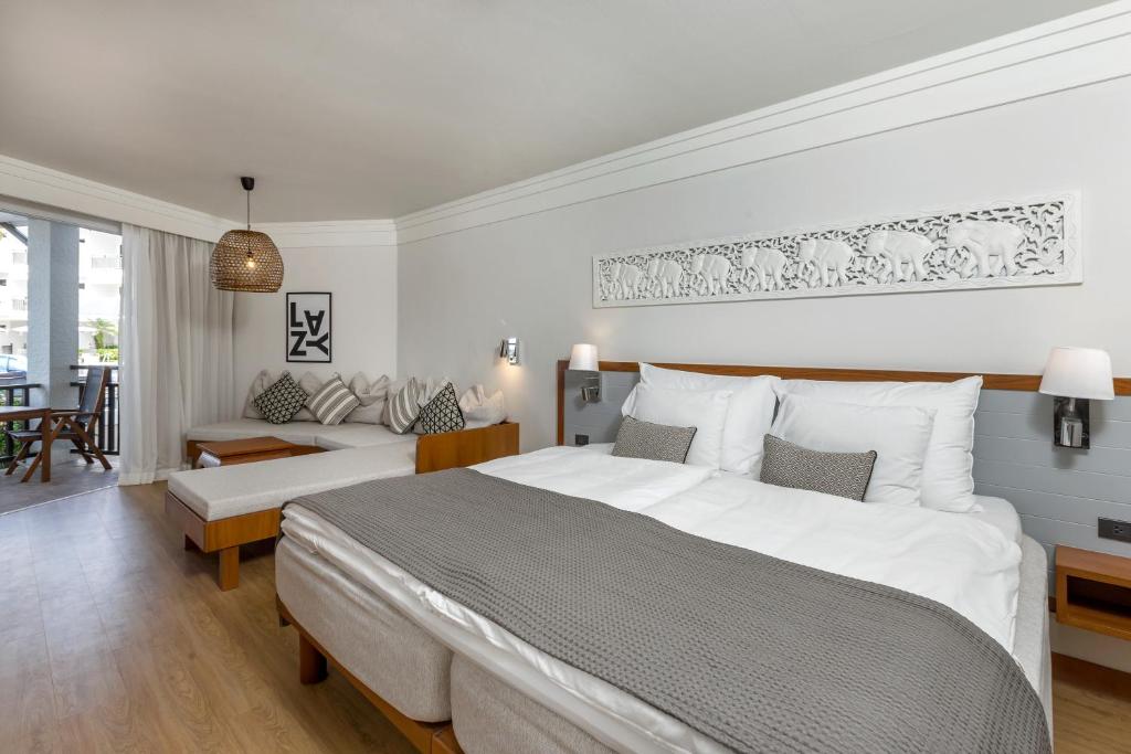 Ein Bett oder Betten in einem Zimmer der Unterkunft Sunwing Bangtao Beach