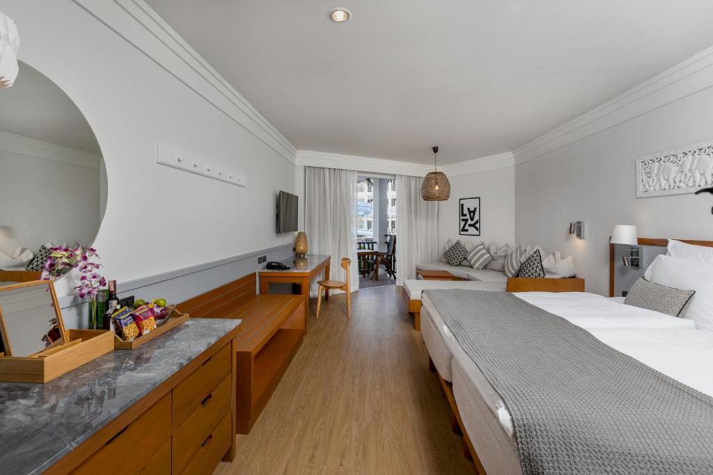 Ein Bett oder Betten in einem Zimmer der Unterkunft Sunwing Bangtao Beach