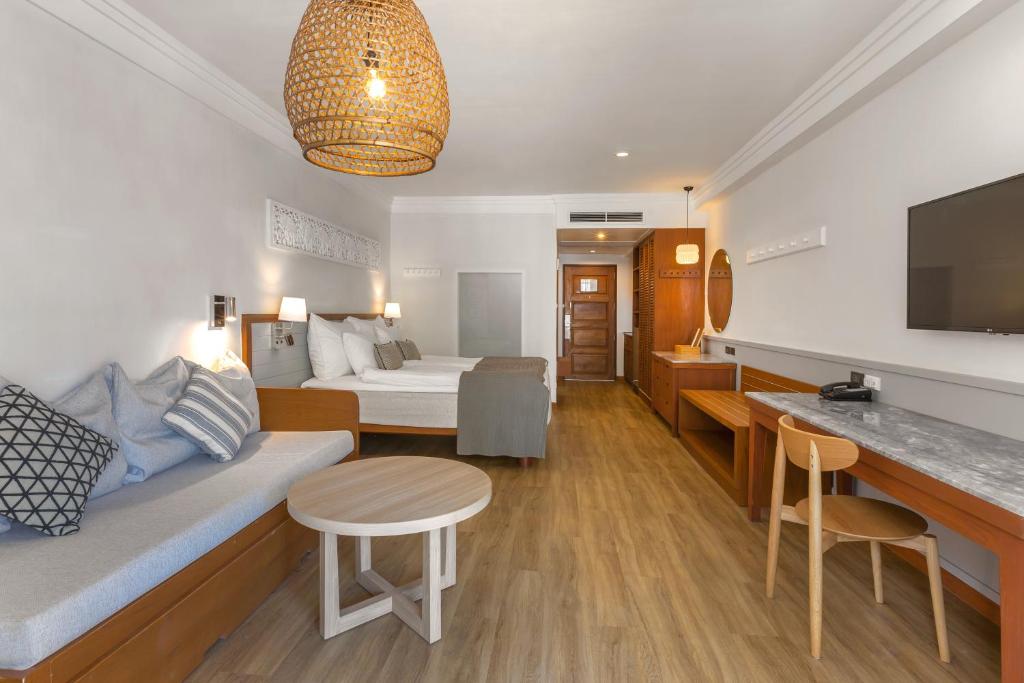 Ein Sitzbereich in der Unterkunft Sunwing Bangtao Beach