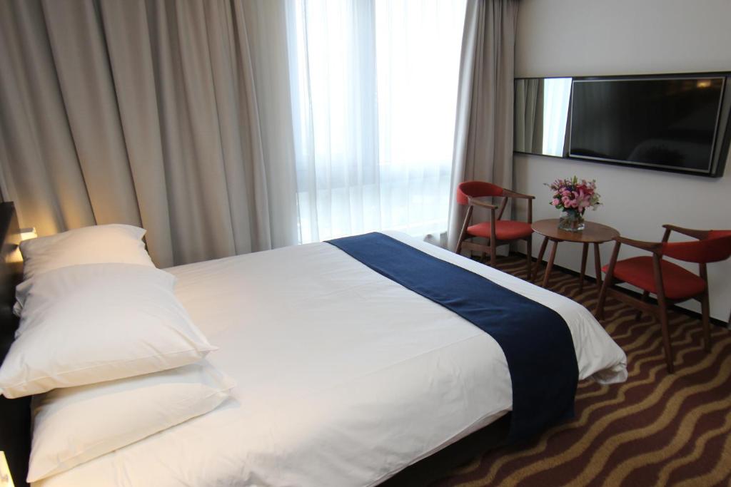 Postel nebo postele na pokoji v ubytování Gloucester Hotel Jeju