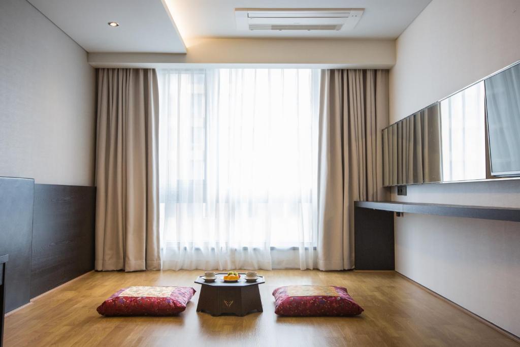 Postel nebo postele na pokoji v ubytování Gloucester Hotel Jeju