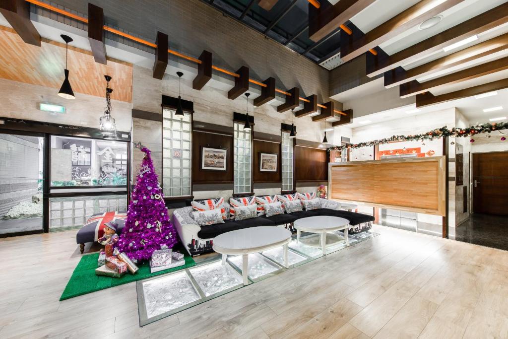 Chinhsi Homestay في Longjing: غرفة معيشة مع شجرة عيد الميلاد وأريكة