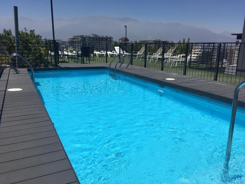 una gran piscina azul en la parte superior de un edificio en Departamento San Diego, en Santiago