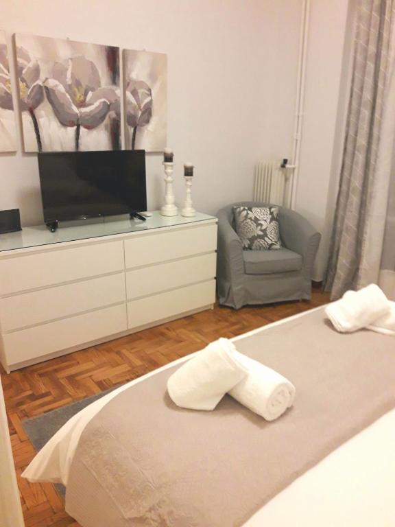 Televízia a/alebo spoločenská miestnosť v ubytovaní Stylish apartment in Kolonaki