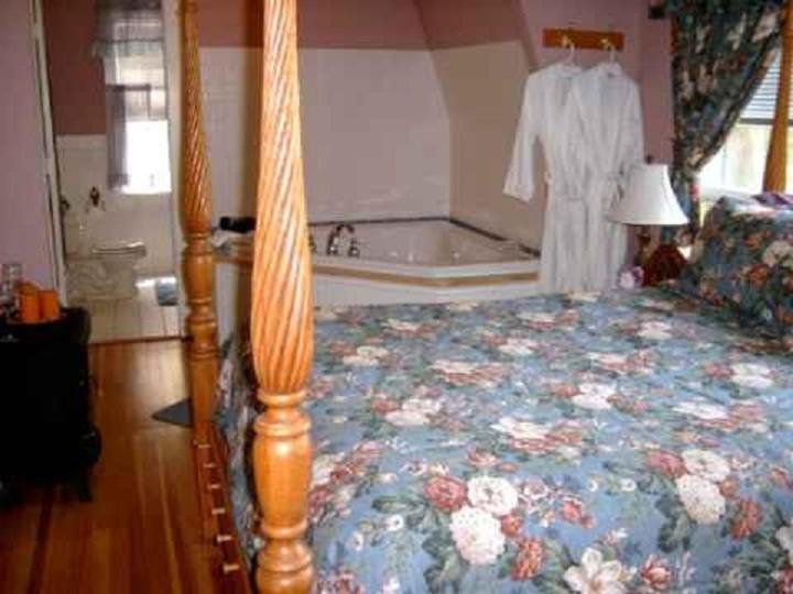 Brookview Manor Inn - Deluxe Queen Room With Spa Bath