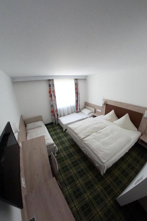 Postel nebo postele na pokoji v ubytování Hotel-Landgasthof Schuster