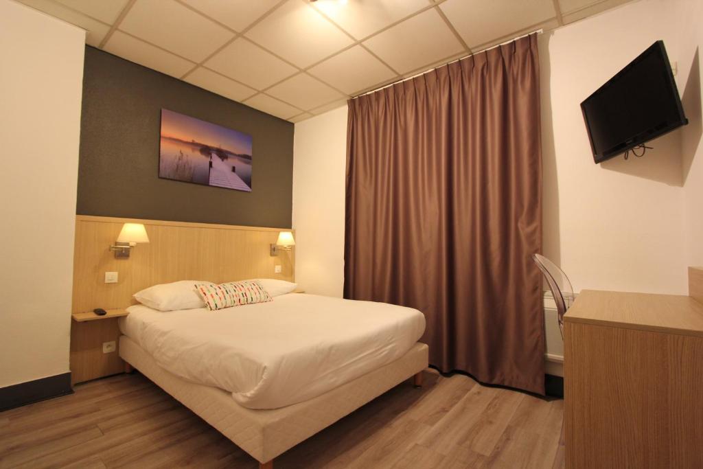 TV a/nebo společenská místnost v ubytování Hôtel Vol de Nuit Purpan