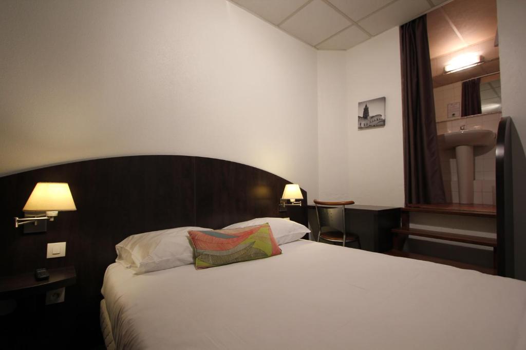Postel nebo postele na pokoji v ubytování Hôtel Vol de Nuit Purpan