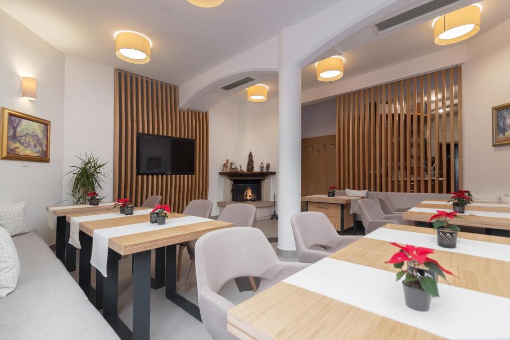 TV a/nebo společenská místnost v ubytování Garni Hotel Miklič