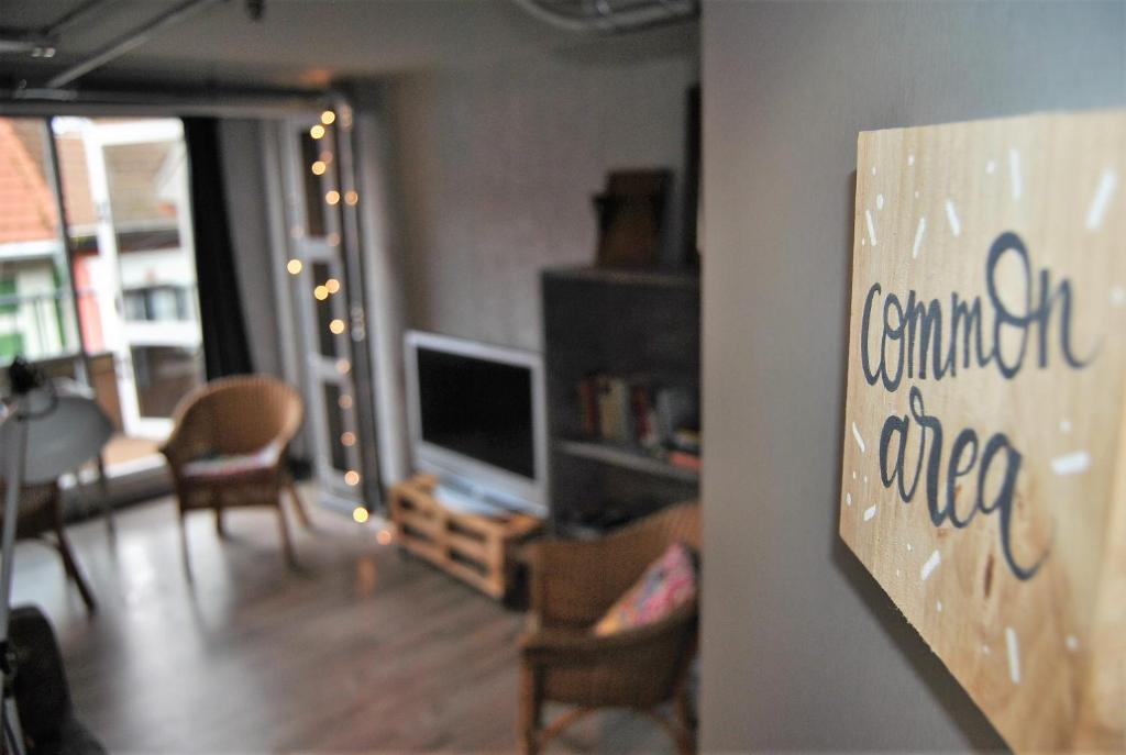 TV a/nebo společenská místnost v ubytování Quartier Bilbao Hostel Casco Viejo