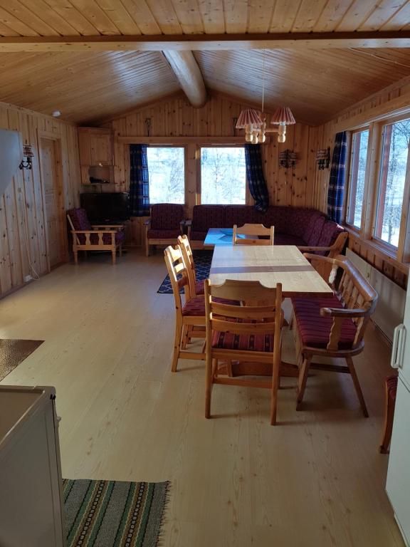 耶盧的住宿－Solstua Three-bedroom Cottage，一间用餐室,在房间内配有桌椅