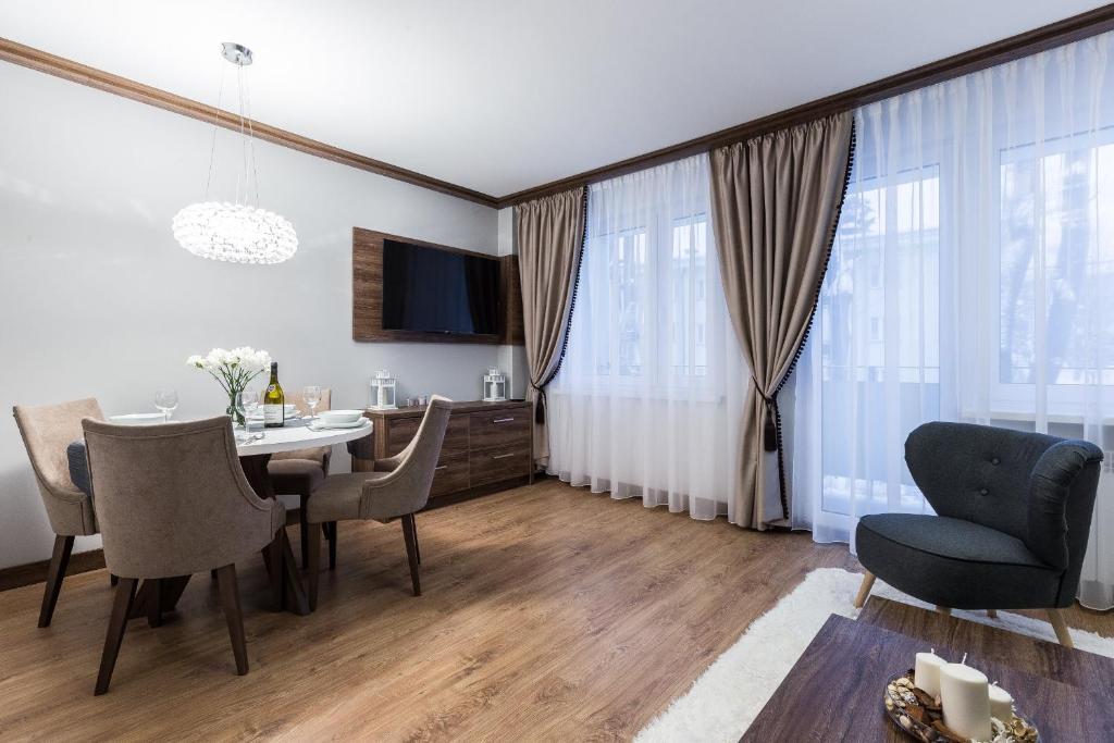 Televízia a/alebo spoločenská miestnosť v ubytovaní Apartament Helena Odkryj Zakopane