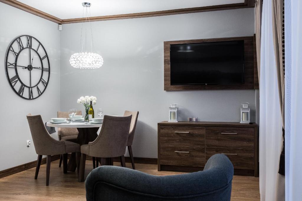 Televízia a/alebo spoločenská miestnosť v ubytovaní Apartament Helena Odkryj Zakopane