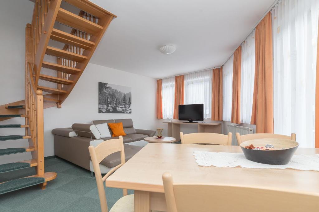 TV a/nebo společenská místnost v ubytování Garni Hotel Miklič