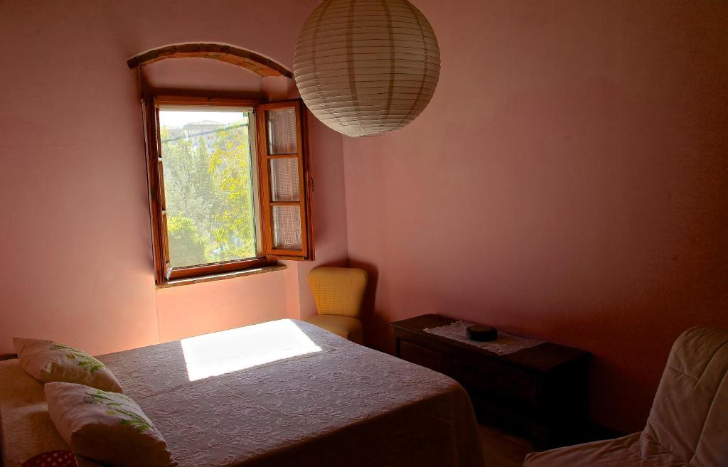 チヴィテッラ・イン・ヴァル・ディ・キアーナにあるvitaminaのテーブル、窓、椅子が備わる客室です。