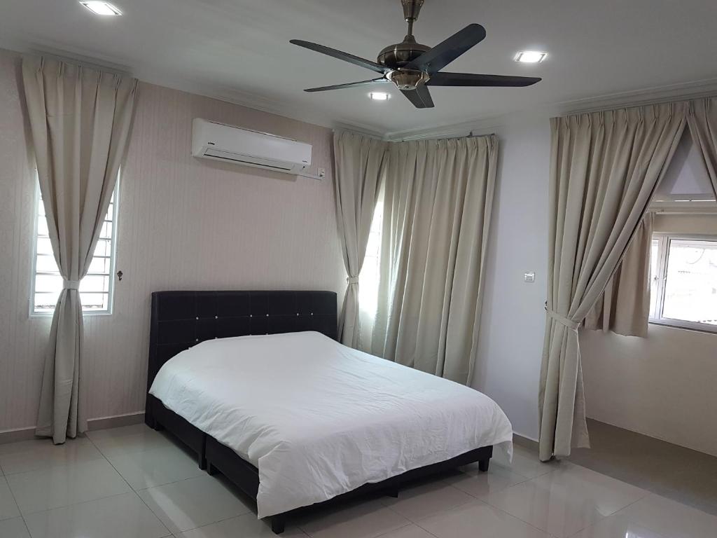 Postel nebo postele na pokoji v ubytování Sitiawan Homestay Entire Semi D home