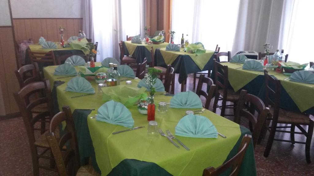 Reštaurácia alebo iné gastronomické zariadenie v ubytovaní Hotel Taormina