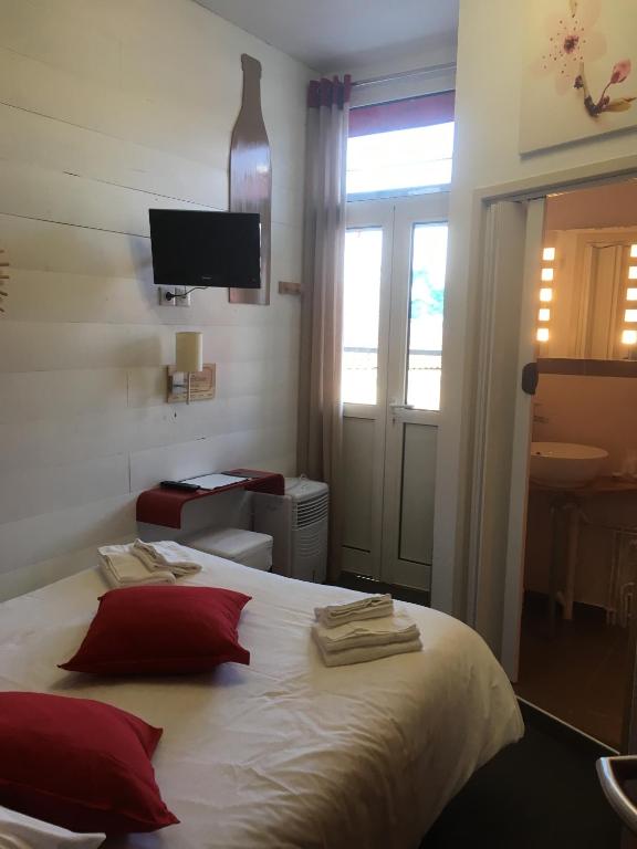Postel nebo postele na pokoji v ubytování Hôtel Familial L'Ostréi